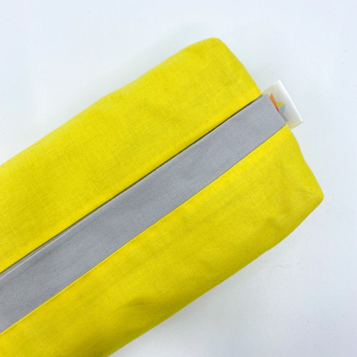 Boite jaune et grise en tissu pour mouchoirs